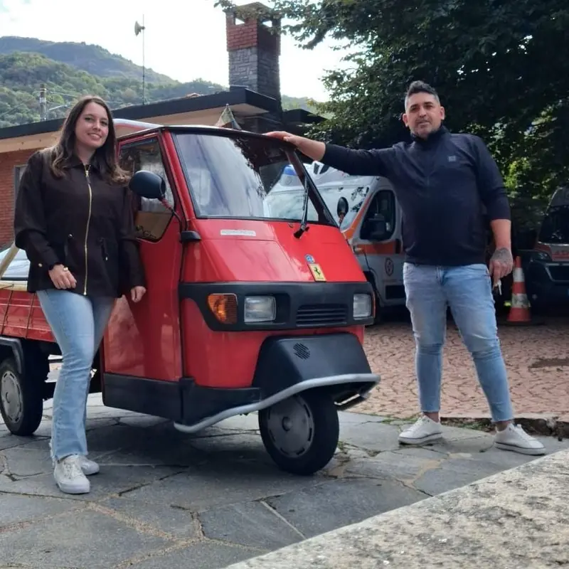 Martina und Luca mit ihrer roten Ape
